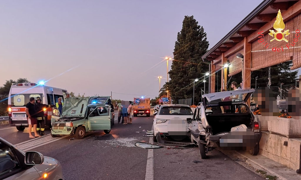 Scontro fra tre auto all'alba sulla SS 106, 2 feriti 