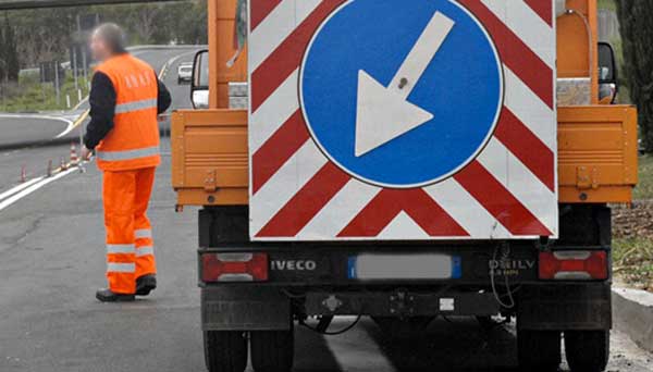 Incidente su A2, autocarro disperde gasolio: traffico bloccato e disagi nel reggino