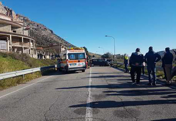 Scontro tra auto nel cosentino, un morto e due feriti