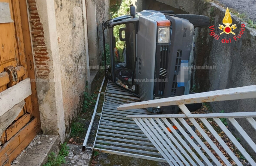 Auto sfonda ringhiera e finisce in vialetto centro abitato nel catanzarese, ferito conducente