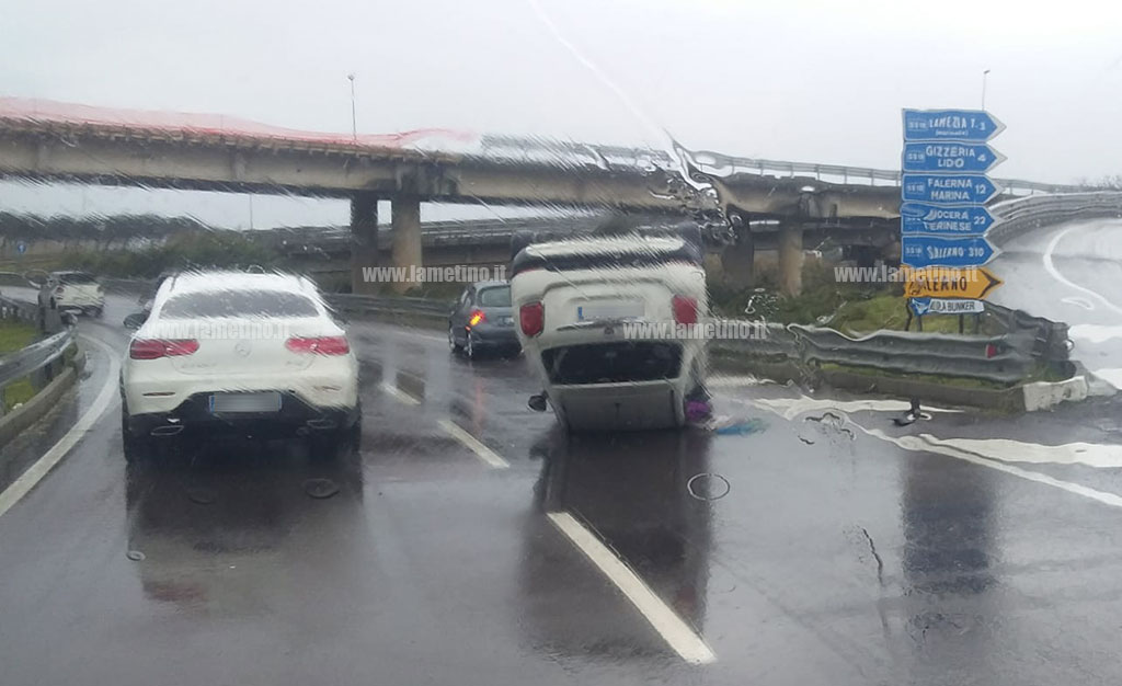 Lamezia, auto si ribalta nei pressi dello svincolo dell’aeroporto
