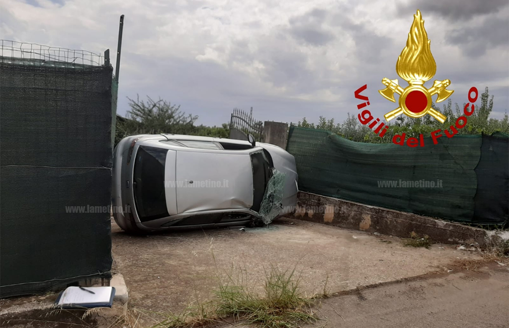 Lamezia, auto si ribalta in via Martiri di Nassirya: ferite madre e figlia 