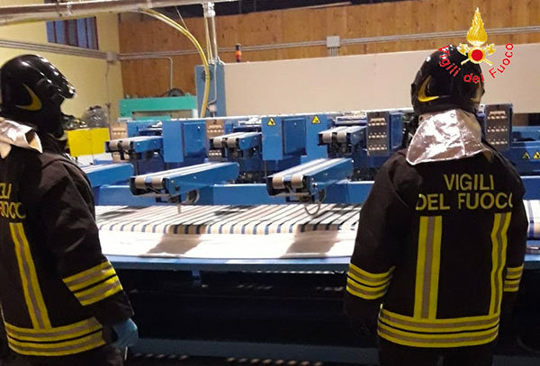 Giovane rimane intrappolata in macchina piegatrice indumenti, salvata a Crotone
