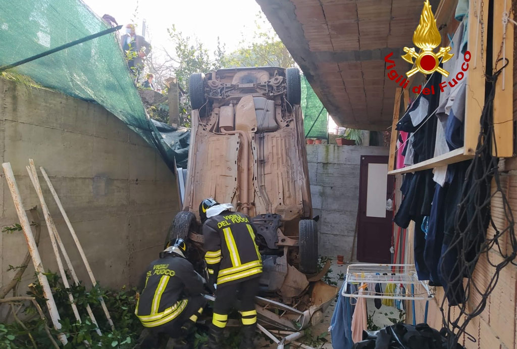 Perde controllo dell'auto e si ribalta in cortile abitazione privata a Vena di Maida: feriti mamma e figlio 