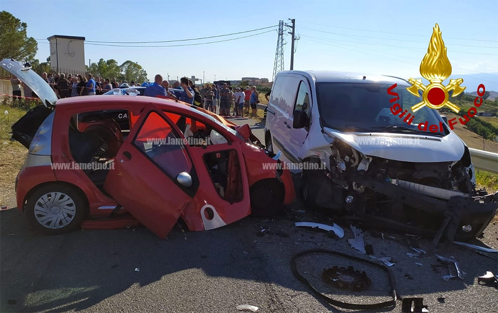 Scontro tra auto e furgone sulla SS63 nel crotonese, 56enne perde la vita