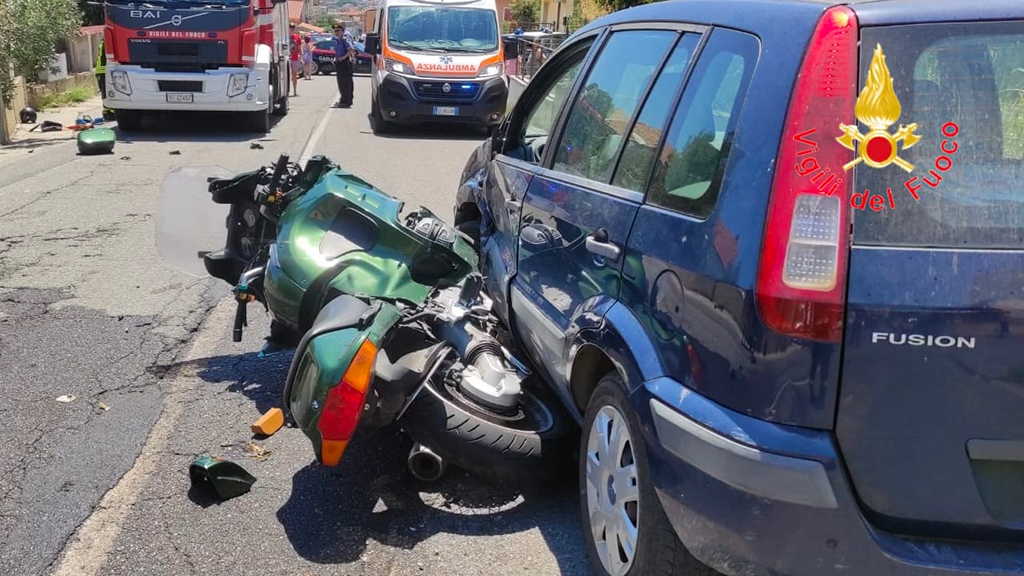 Incidente tra auto e moto a Sellia Marina, centauro perde la vita