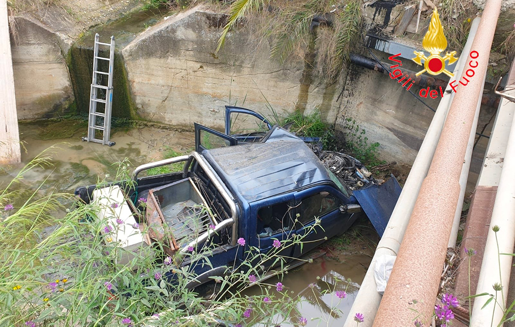 Auto finisce fuori strada sulla 106 a Crotone, tre morti e un ferito grave 