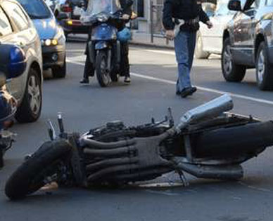 Calabria: Giovane su moto sbanda e muore travolto