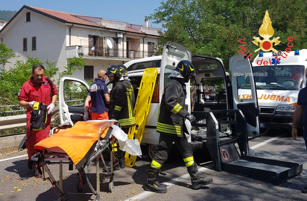 Auto contro guardrail su ss18 a Nocera Terinese, ferita anziana 