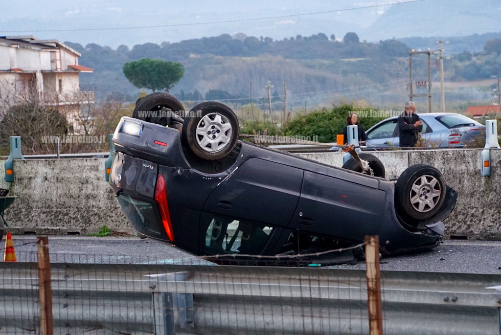 Lamezia: auto sbanda e si cappotta su SS 280, due feriti