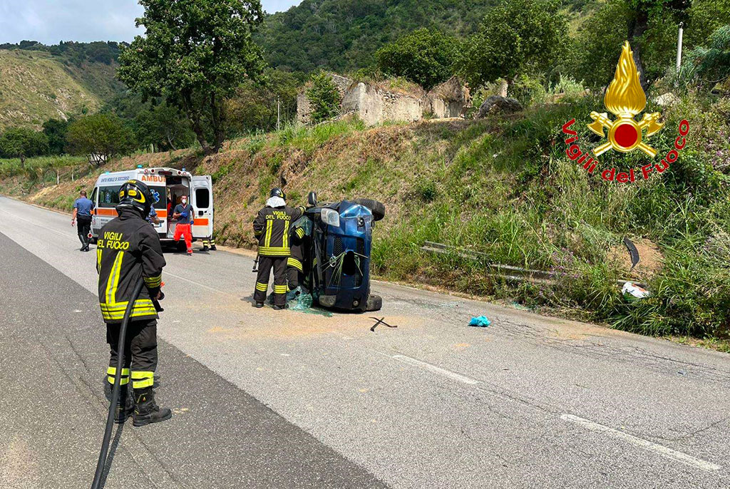 Si ribalta con l'auto sulla ex SS 522 a Parghelia, un ferito 