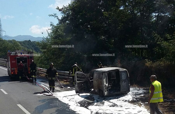 Veicolo in fiamme su A3, traffico bloccato tra gli svincoli di Altilia e Rogliano