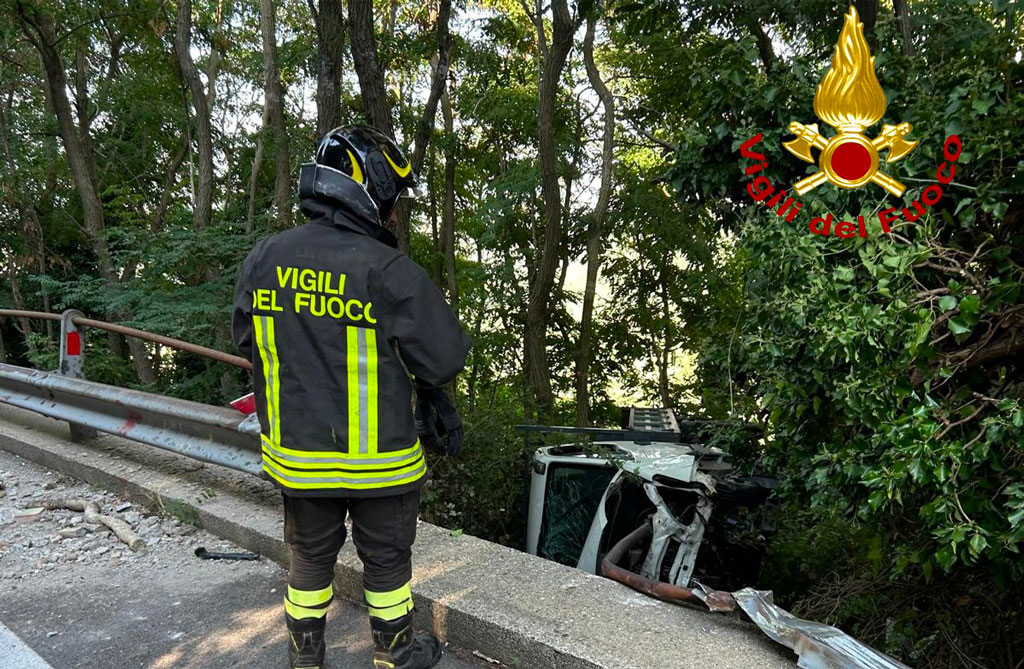 Autocarro finisce fuori strada a San Fili, due feriti