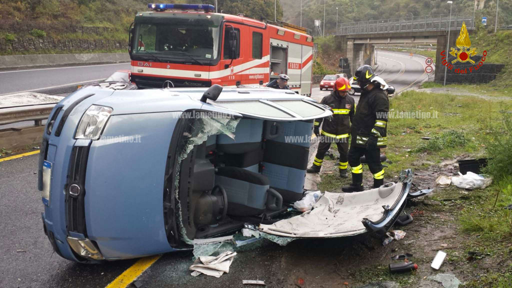 Auto si ribalta a Catanzaro, vigili del fuoco estraggono due donne