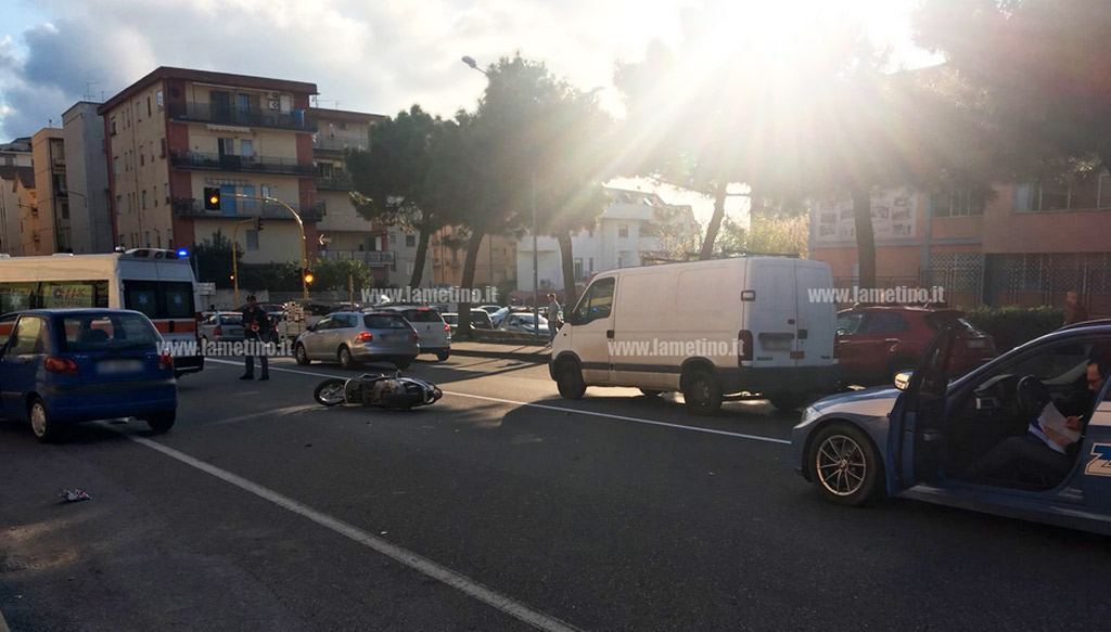 Lamezia, scontro tra auto e scooter vicino incroci con istituti scolastici: ferito studente