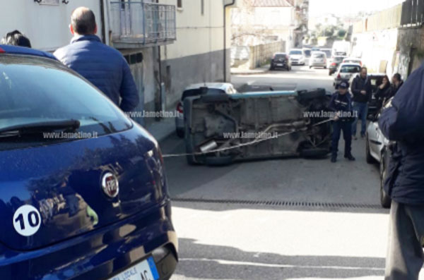 Lamezia, auto si ribalta in via Salvemini: illeso il conducente