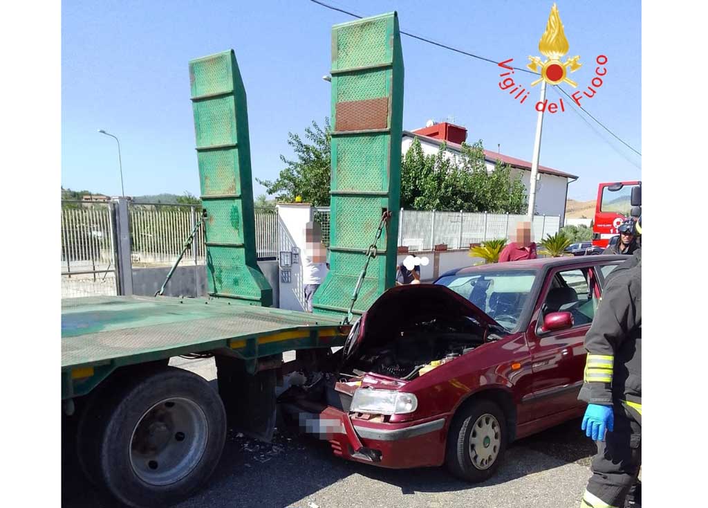 Perde controllo auto e finisce contro semirimorchio carrellone in sosta a Simeri Crichi, ferito