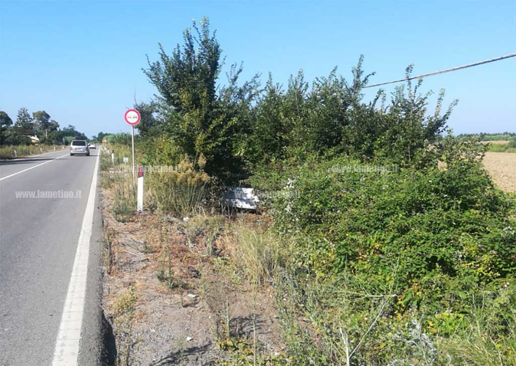 Lamezia, auto finisce fuori strada sulla Ss18: indagini in corso