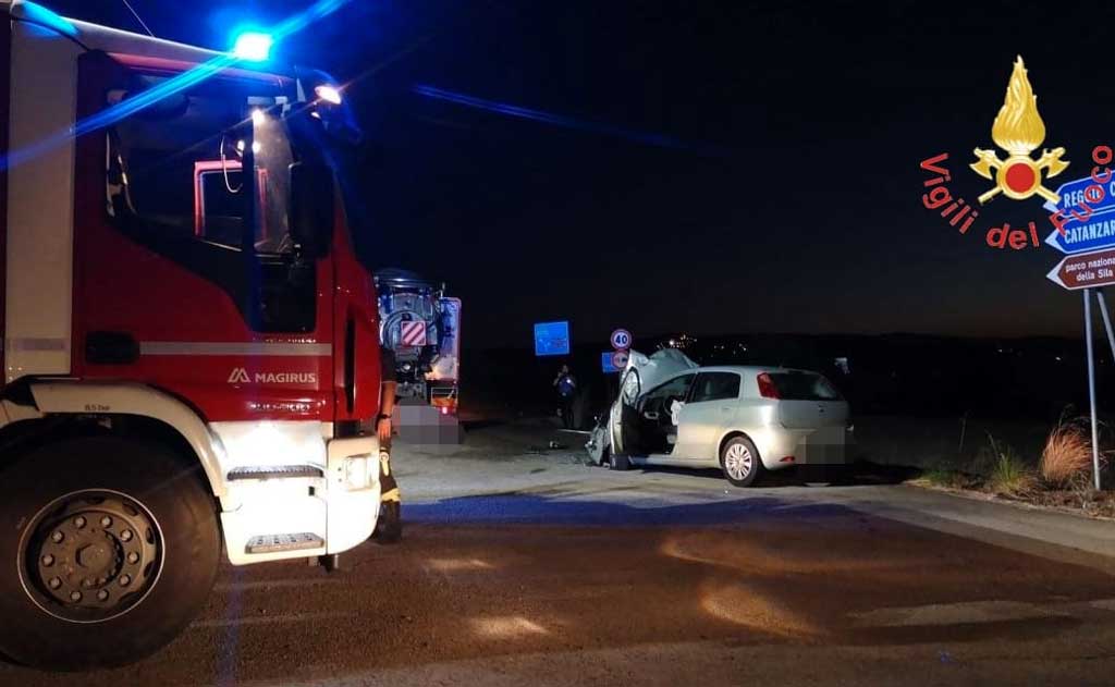 Scontro tra macchina e autocarro a Stalettì, un ferito