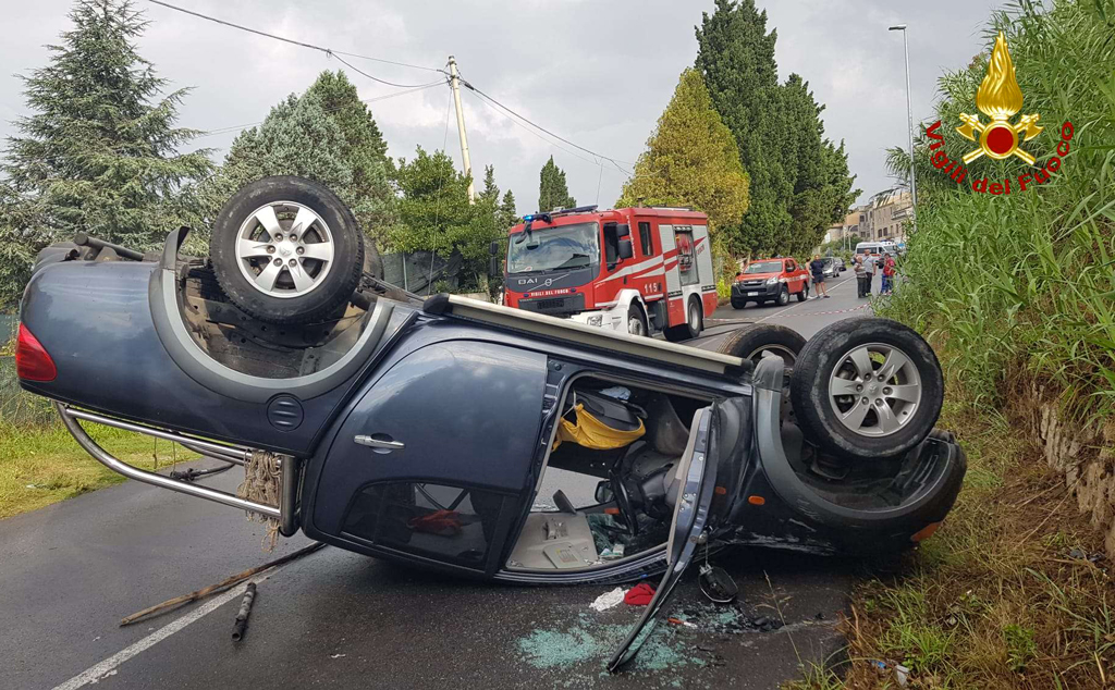 Auto si ribalta su strada provinciale a Stefanaconi, ferito 78enne