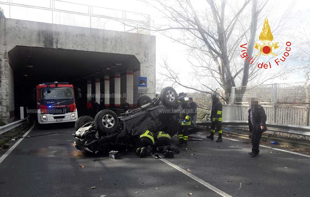 Auto si ribalta a Catanzaro, un ferito 