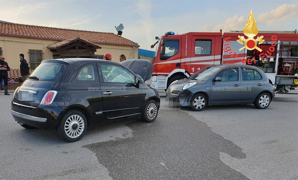 Scontro tra due auto a Settingiano, feriti 