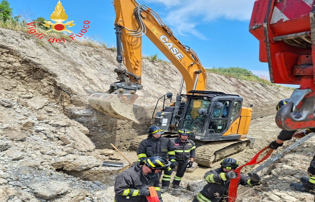 Operaio muore travolto da una lastra di cemento nel Cosentino, due indagati. Domenica lutto cittadino 