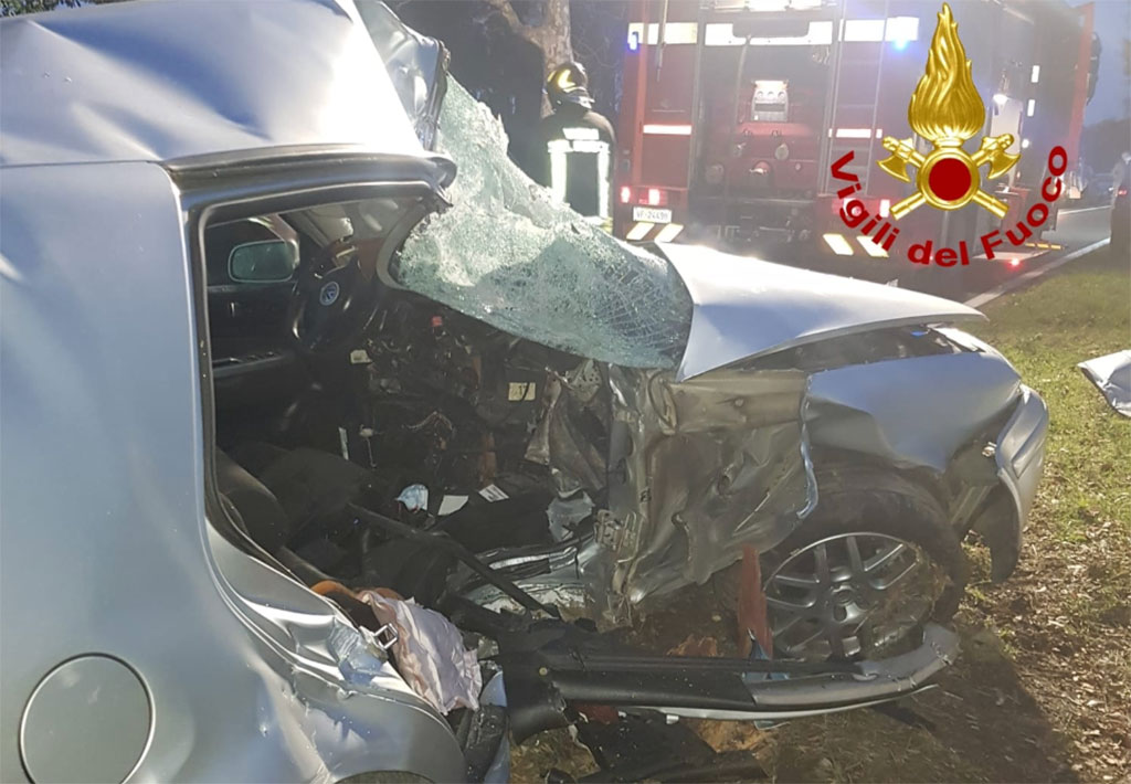 Auto perde il controllo e impatta contro un albero, ferito 32enne a Tiriolo