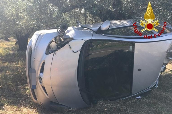 Incidente stradale, auto si ribalta a Feroleto Antico: ferita conducente