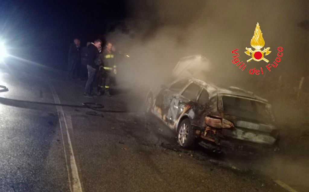Auto in transito avvolta dalle fiamme, salvi passeggeri nel catanzarese