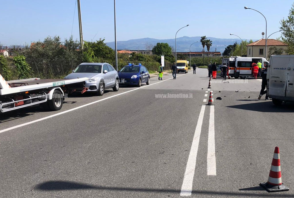 Lamezia, scontro tra auto e furgone in via Colombo: un ferito