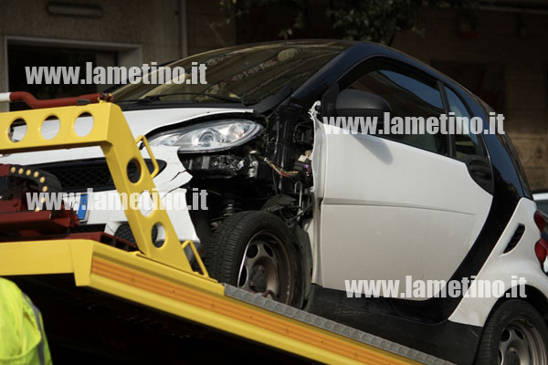 Lamezia: Incidenti, Smart carambola e finisce su auto parcheggiate in via Cristoforo Colombo