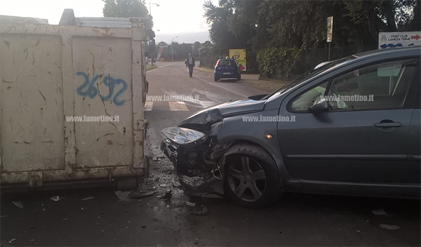 Lamezia, scontro tra auto e mezzo Multiservizi: tre feriti 