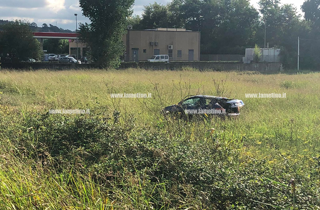 Lamezia: incidente su via del Progresso, auto finisce in un terreno