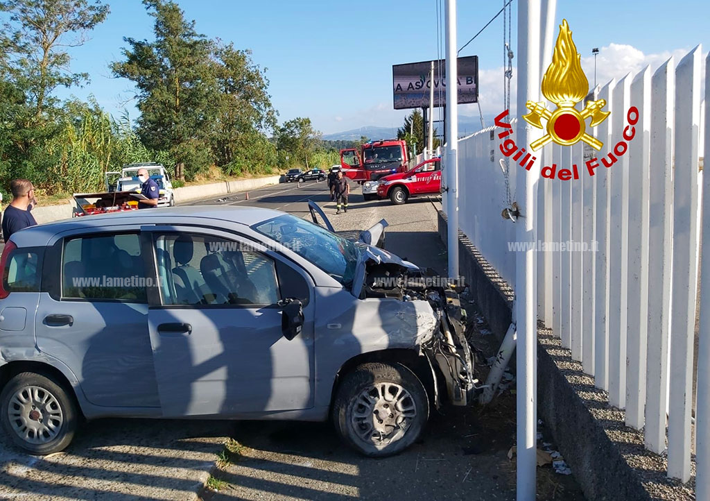 Lamezia, scontro tra auto e pulmino su via del Progresso: un ferito grave 