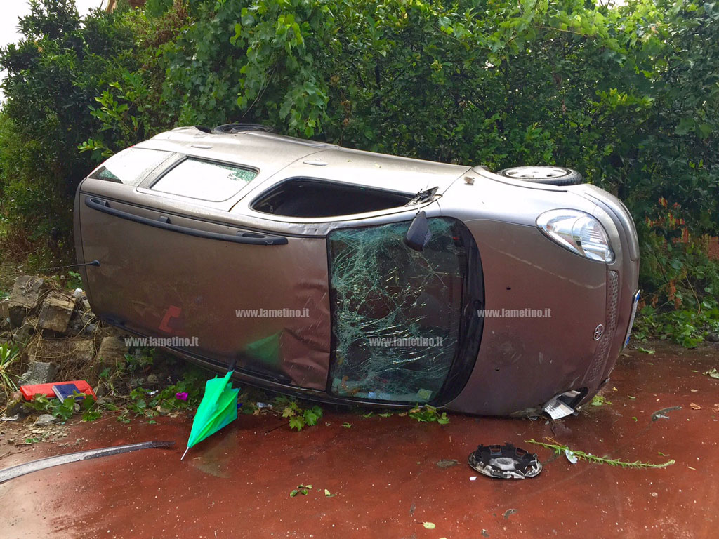 Lamezia: auto si ribalta vicino curva via dei Bizantini 