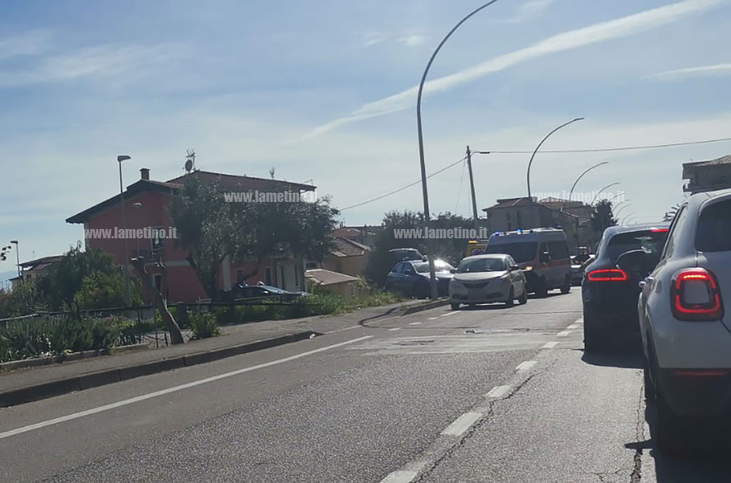 Lamezia, incidente fra tre auto su via Marconi: un ferito