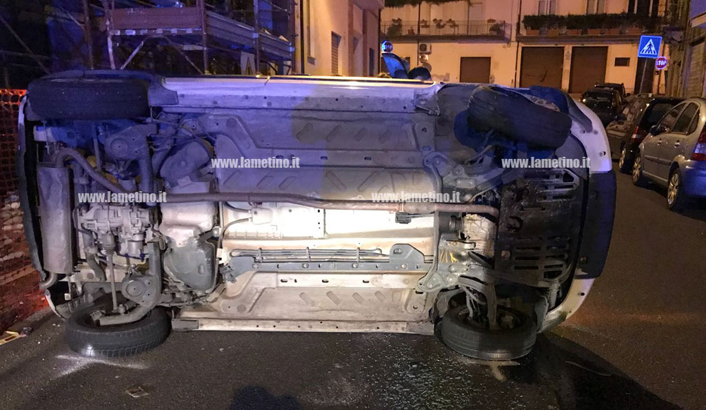Lamezia: auto si ribalta nella notte in via Milite Ignoto, ferita una ragazza