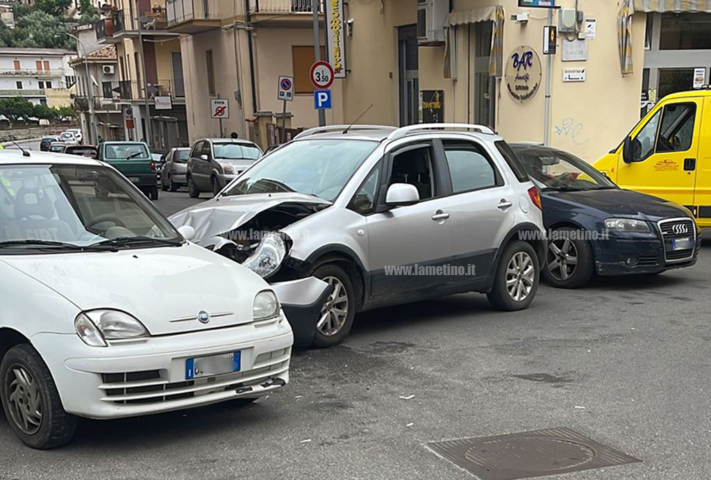 incidente-viale-primo-maggio-lamezia-5623545bb3_0e05e.jpg