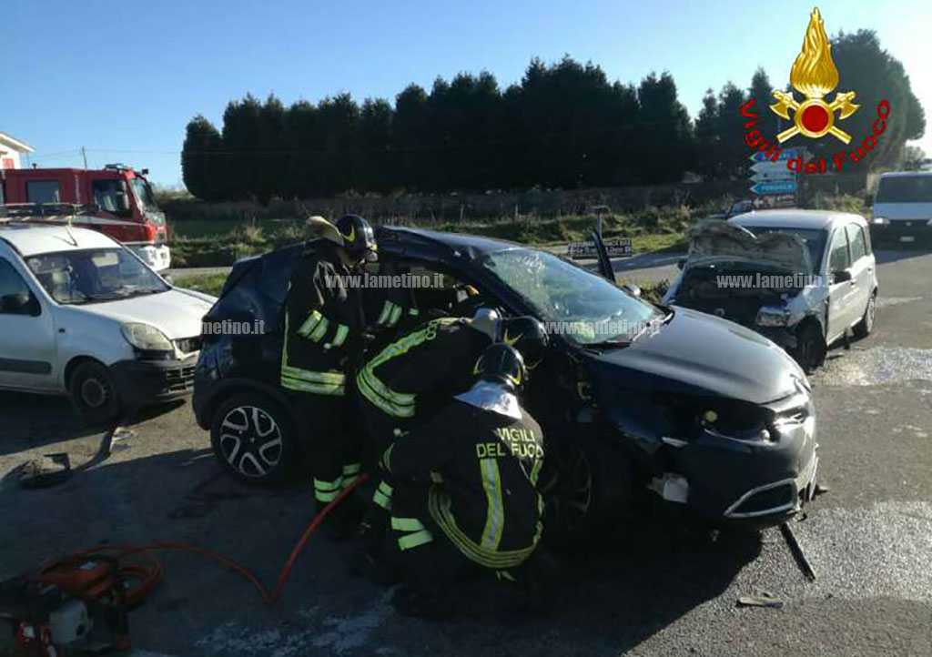 Scontro tra auto nel vibonese, 3 feriti
