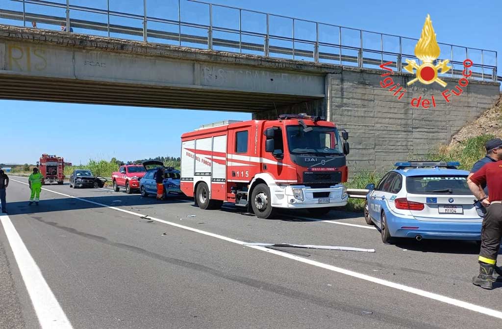 Ancora vittime sulle strade calabresi, scontro auto-tir su Ss 106 provoca 2 morti e 5 feriti gravi