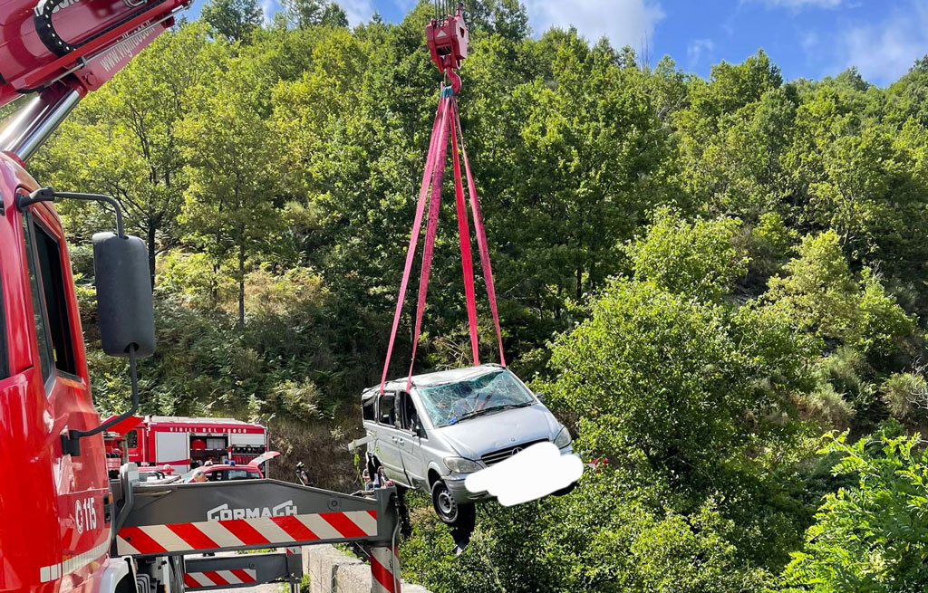 Auto con a bordo 5 persone precipita per 40 metri a Carlopoli, interviene elisoccorso