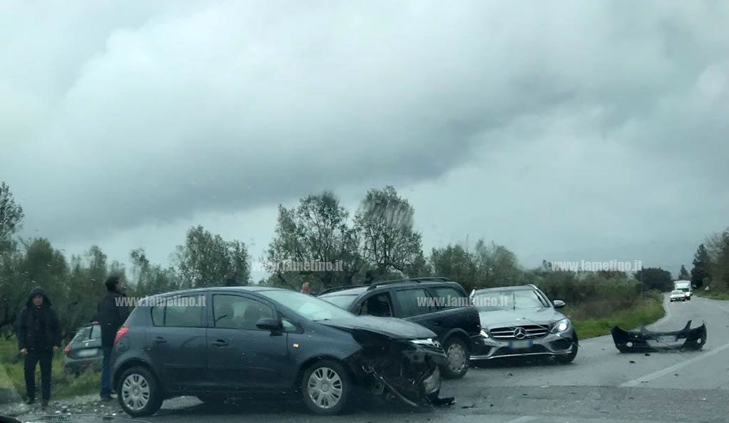 Lamezia, scontro fra 3 auto in via Martiri delle Foibe: feriti