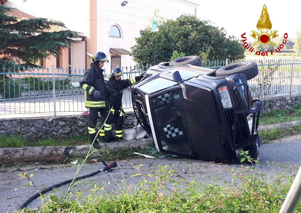 Si ribalta auto a Rombiolo, un ferito