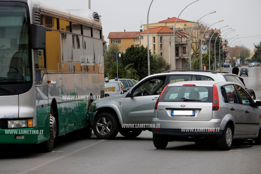 Lamezia: incidente su via Marconi, coinvolto autobus e due auto