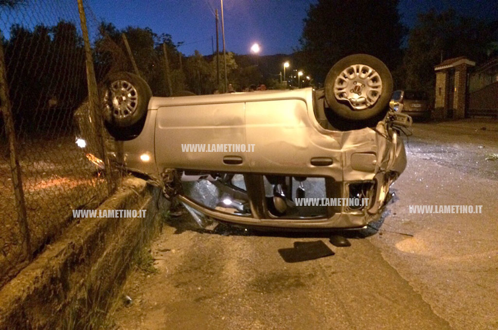 Lamezia: auto sbanda e si capovolge in via Murat, quattro feriti