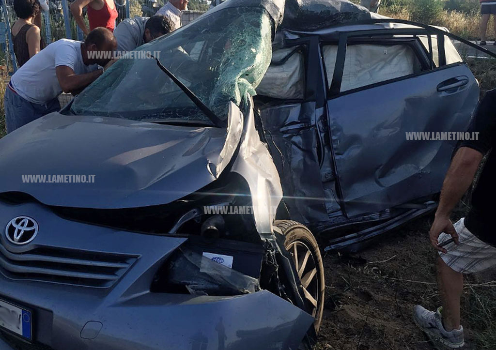 Scontro auto-bus su statale 18, muore donna a Pizzo 