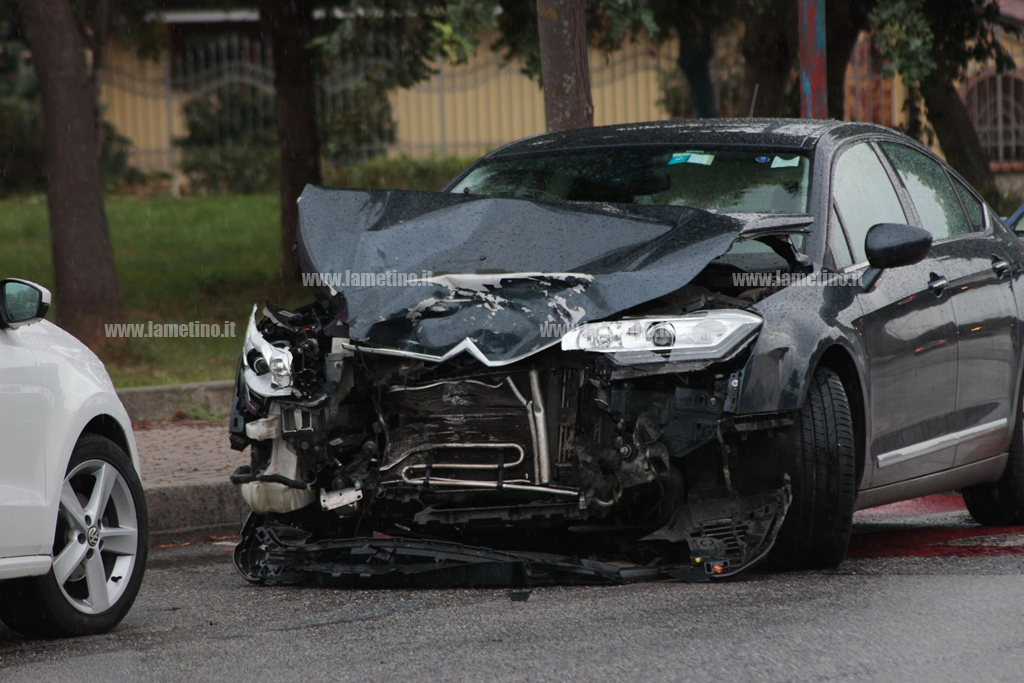Lamezia: scontro frontale tra auto in via Perugini, 2 feriti