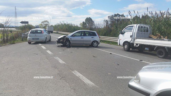 Lamezia: scontro tra auto su statale 18, tre feriti
