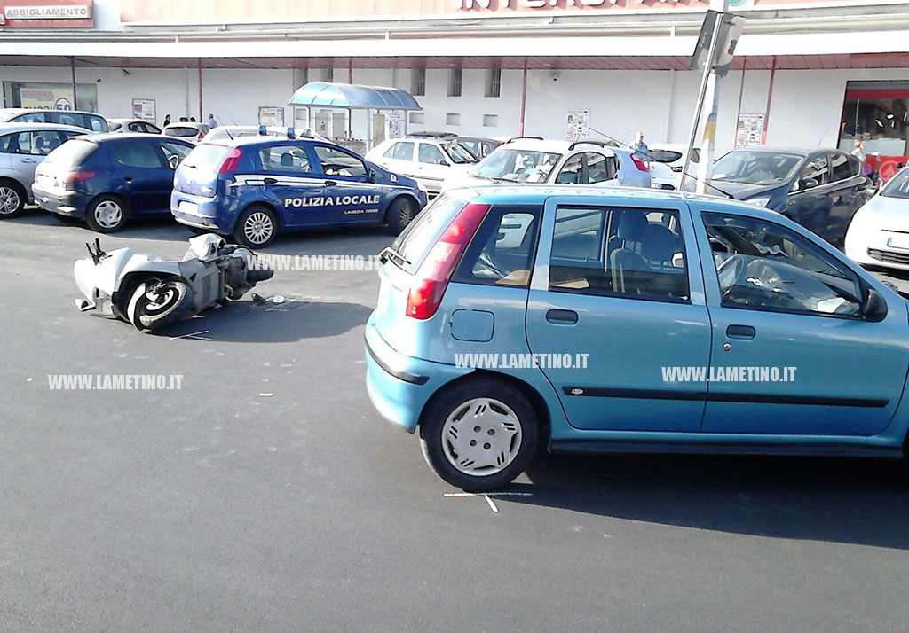 Lamezia: scontro tra auto e scooter in via La Pira, un ferito